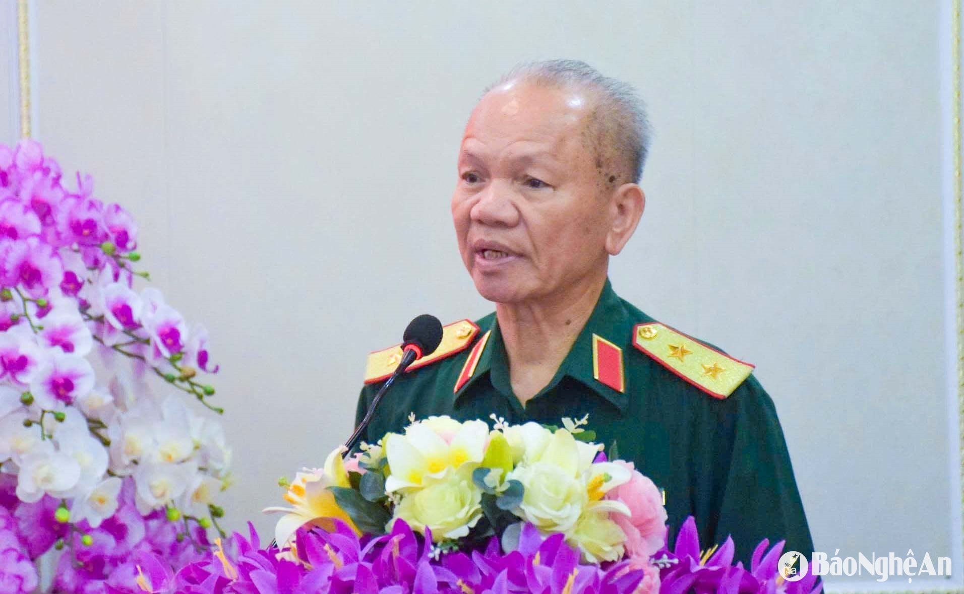 Generalleutnant Hoang Khanh Hung, Vorsitzender der Vietnamesischen Vereinigung zur Unterstützung von Märtyrerfamilien, würdigte die Beiträge der Vereinigung. Foto: Thu Huong