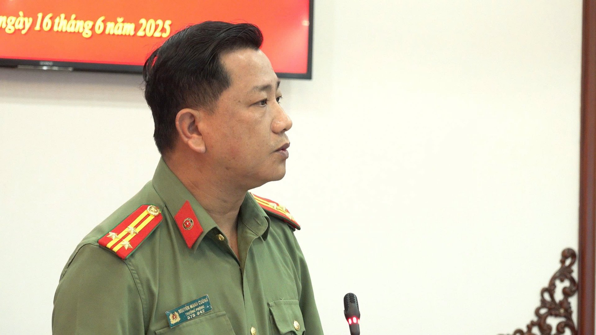 Lãnh đạo phòng Hậu cần Công an tỉnh Đắk Nông tham luận tại buổi làm việc