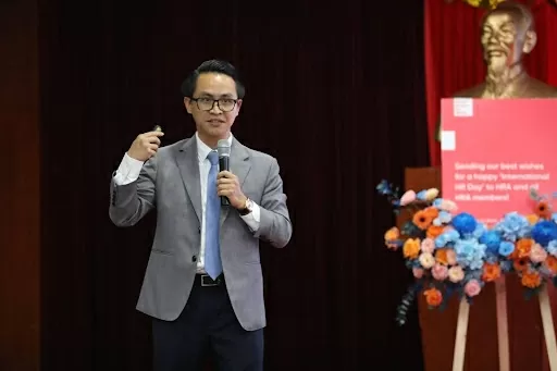 Doctor Nguyen Van Cong in a health sharing session at the Vietnam Human Resources Association. (Source: Facebook Nguyen Van Cong)