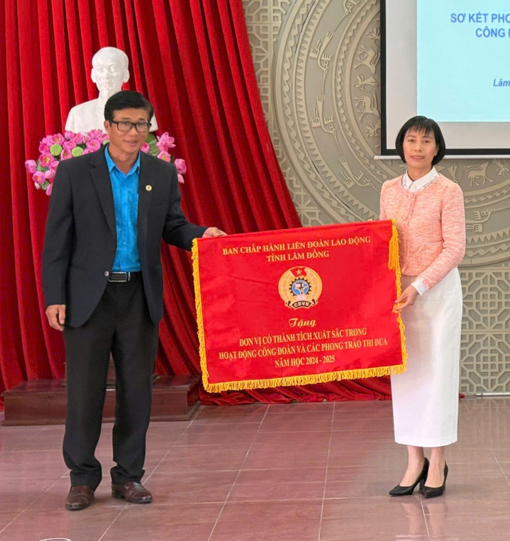 Drapeau d'émulation décerné au syndicat du collège Lam Dong