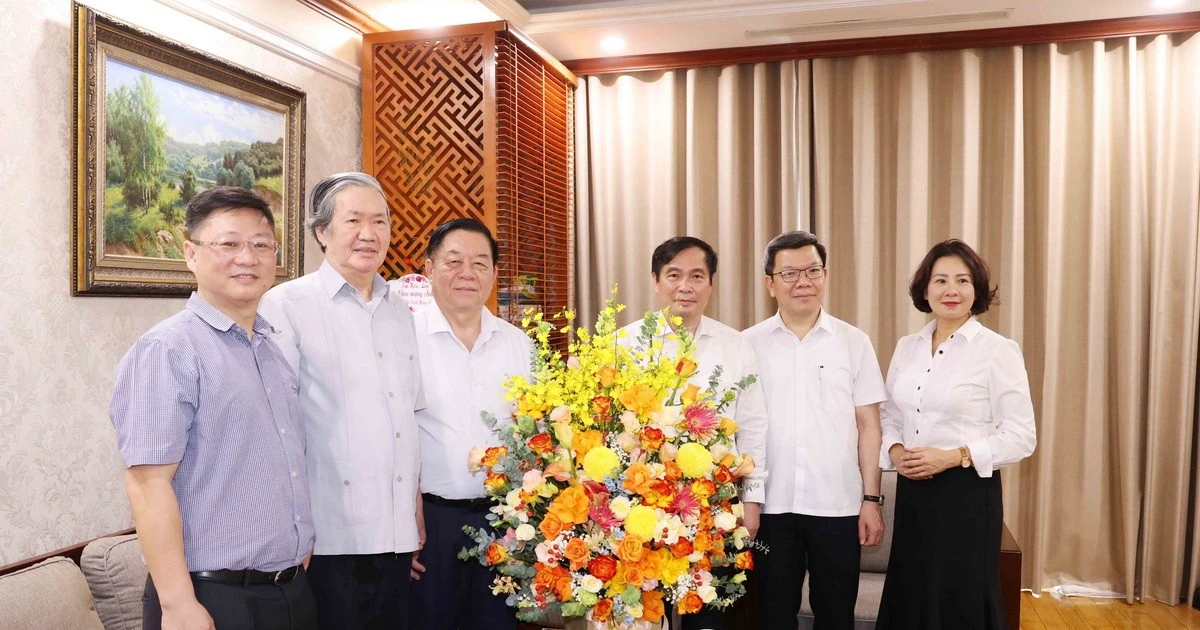 Trưởng Ban Tuyên giáo và Dân vận Trung ương thăm các nhà báo lão thành