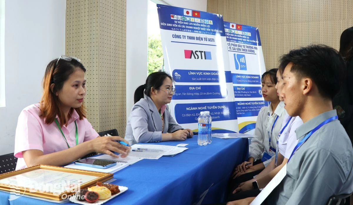 Sinh viên tìm hiểu nhu cầu tuyển dụng lao động của doanh nghiệp. Ảnh: Ngọc Liên
