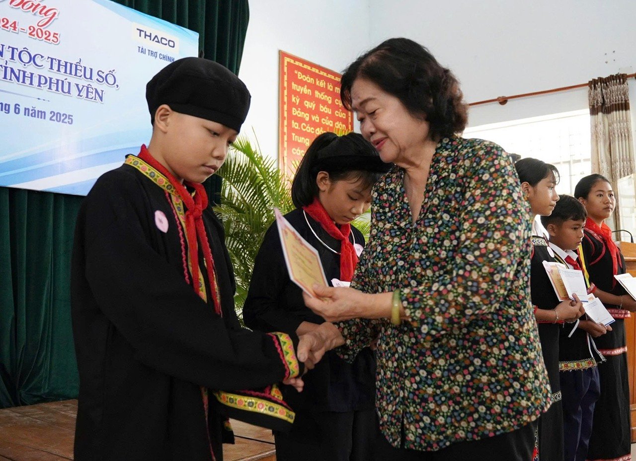 Bà Trương Mỹ Hoa, nguyên Phó Chủ tịch nước, Chủ tịch Quỹ học bổng Vừ A Dính, Chủ nhiệm CLB Vì Hoàng Sa - Trường Sa thân yêu trao học bổng cho học sinh. Ảnh: BẢO KÍNH
