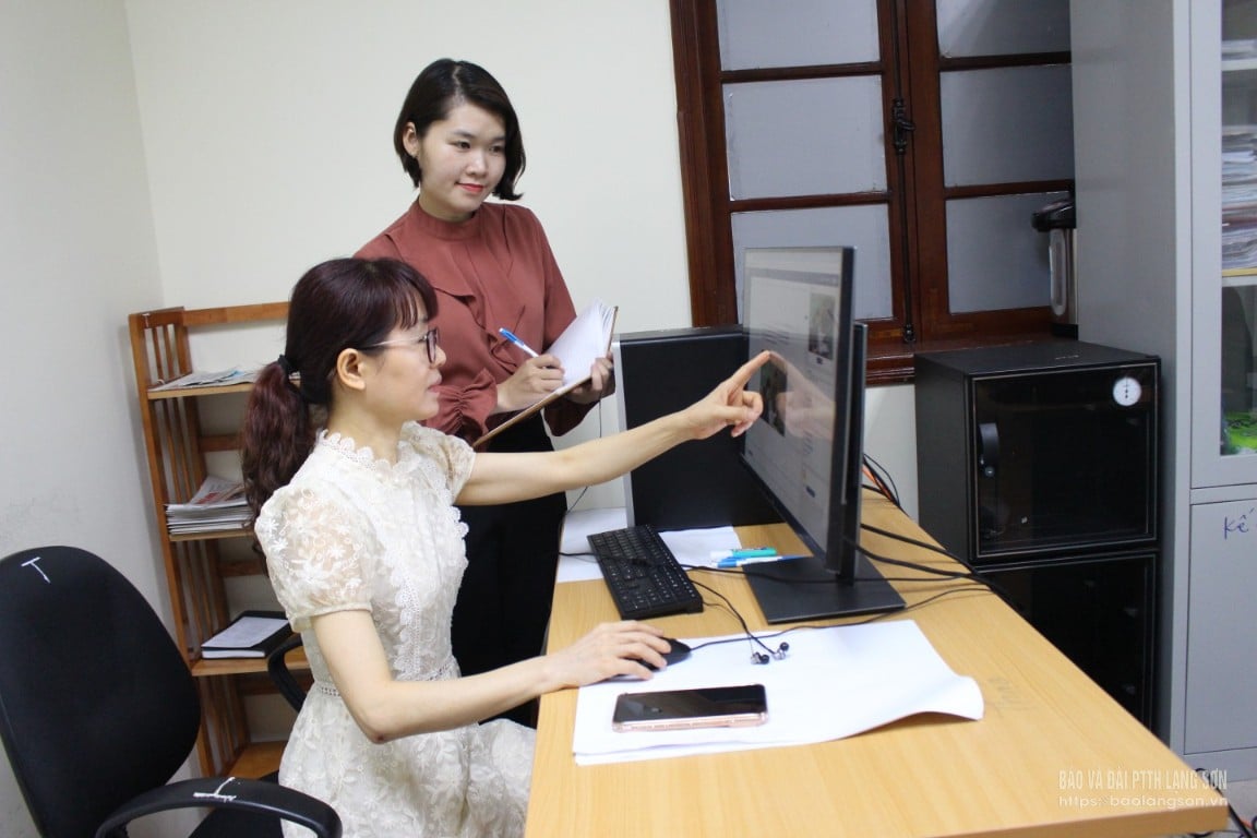 Biên tập viên Phòng Báo in, Báo và Đài PTTH Lạng Sơn trao đổi với phóng viên về bài viết 