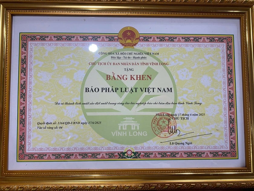 Bằng khen Chủ tịch UBND tỉnh Vĩnh Long tặng Báo Pháp luật Việt Nam