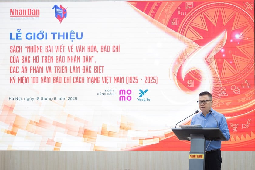 Nhà báo Lê Quốc Minh giới thiệu về ấn phẩm đặc biệt của Báo. (Ảnh BTC)