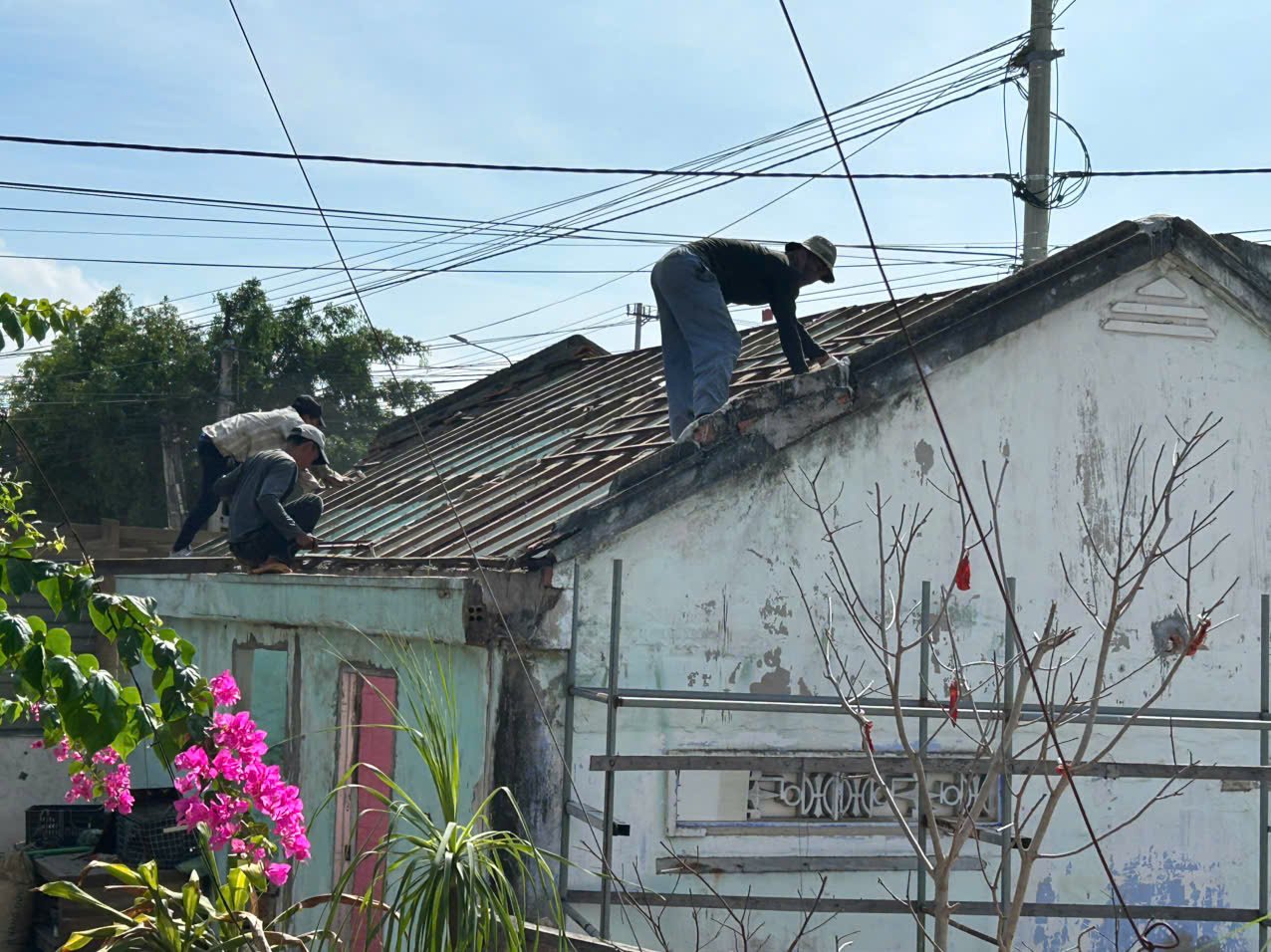 Lực lượng chức năng tháo dỡ vật kiến trúc để người dân bàn giao mặt bằng