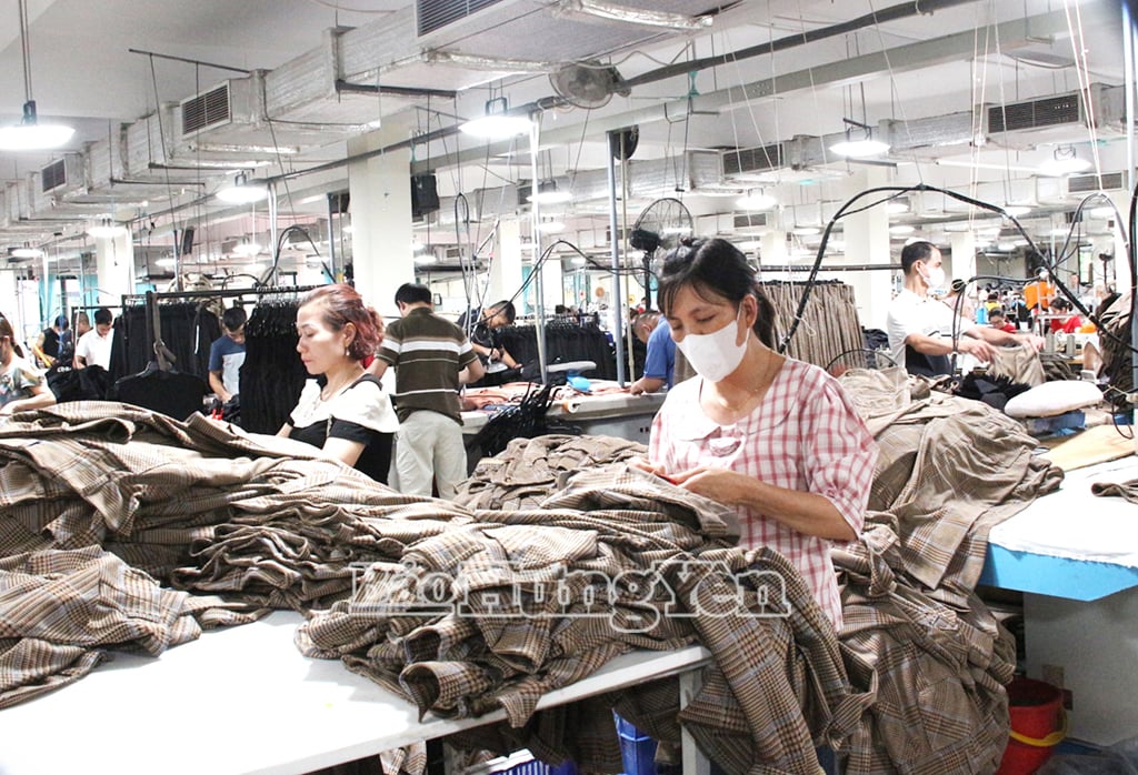 Tạo viêc làm cho người lao động được coi là giải pháp căn cơ để tỉnh Hưng Yên xóa nghèo Trong ảnh:Sản xuất tại Tổng Công ty may Hưng Yên - Công ty cổ phần