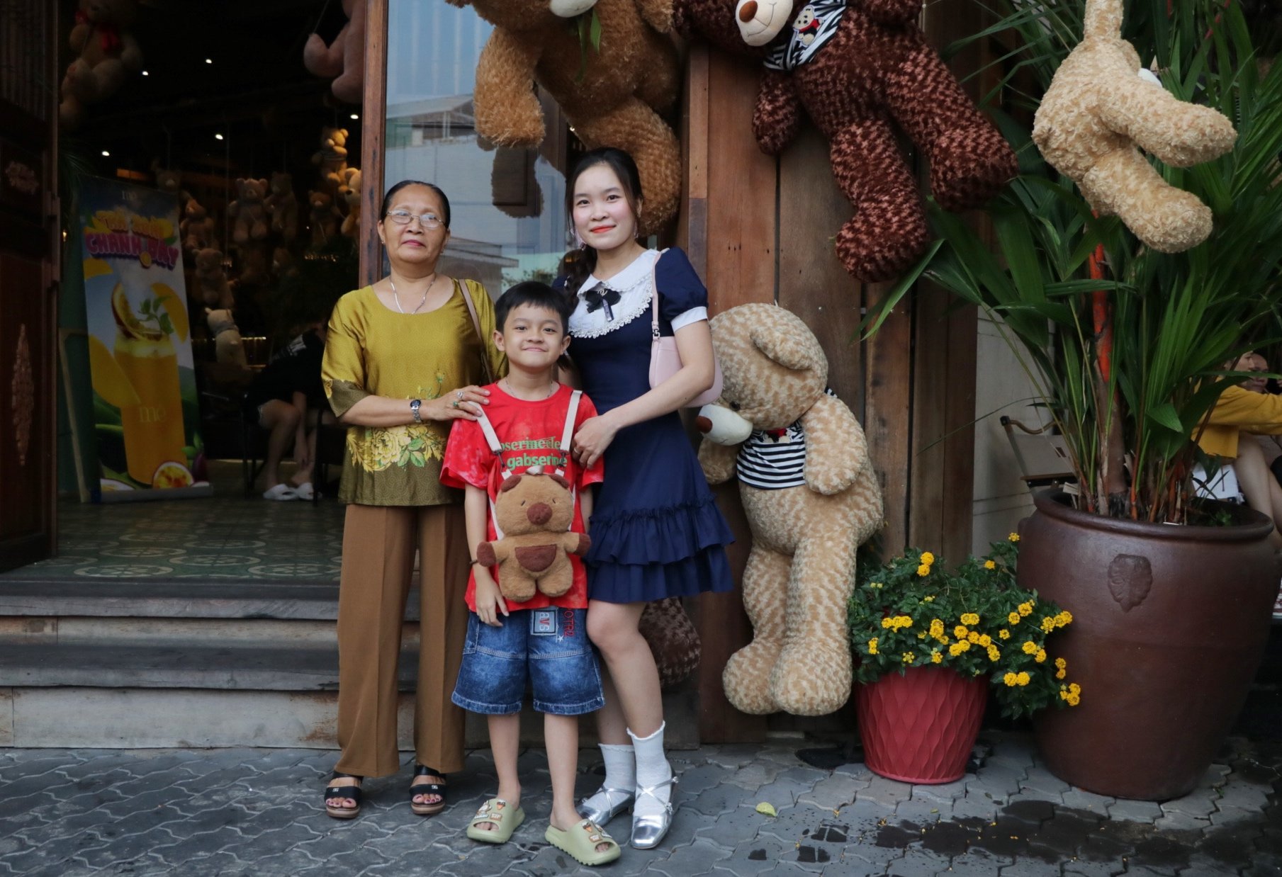 Chi nửa tỉ trang trí gấu bông độc lạ, quán cà phê TP.HCM thành điểm check-in 'hot' - Ảnh 8.
