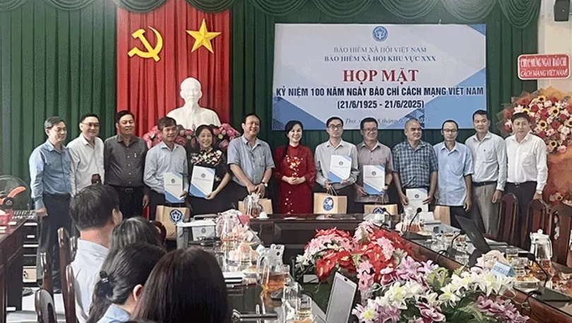 ការធានារ៉ាប់រងសង្គមនៃតំបន់ XXX បានបើកកិច្ចប្រជុំដើម្បីអបអរសាទរខួបលើកទី 100 នៃទិវាសារព័ត៌មានបដិវត្តន៍វៀតណាម