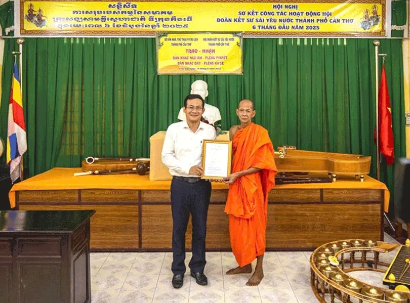 Trao 2 dàn nhạc cho đồng bào dân tộc Khmer