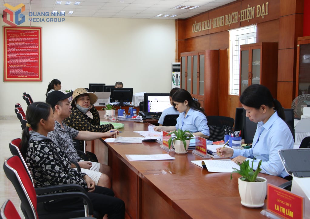Staff of the HCC Service Center of Binh Lieu commune guide people to resolve administrative procedures.