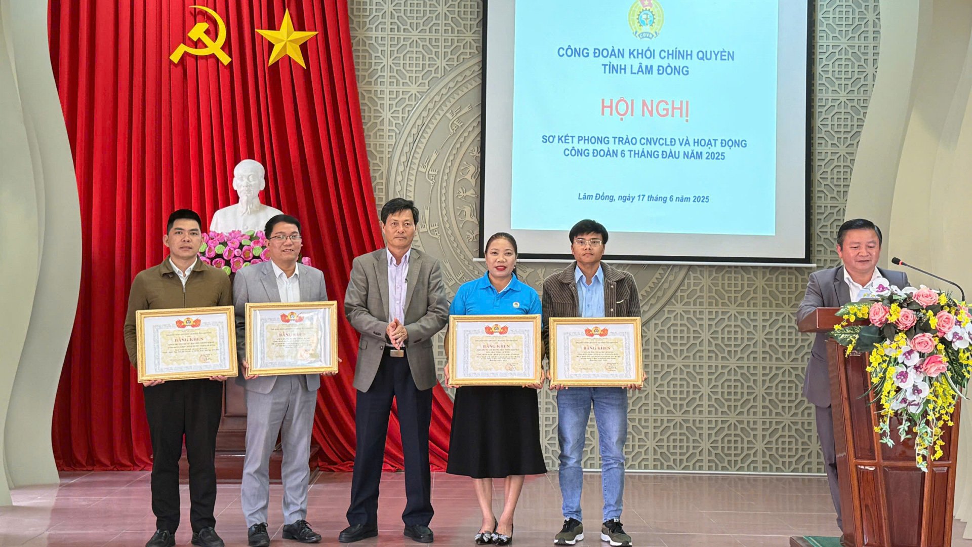 Remise de certificats de mérite de la Confédération générale du travail du Vietnam aux collectifs et aux individus ayant accompli des réalisations exceptionnelles dans les activités syndicales