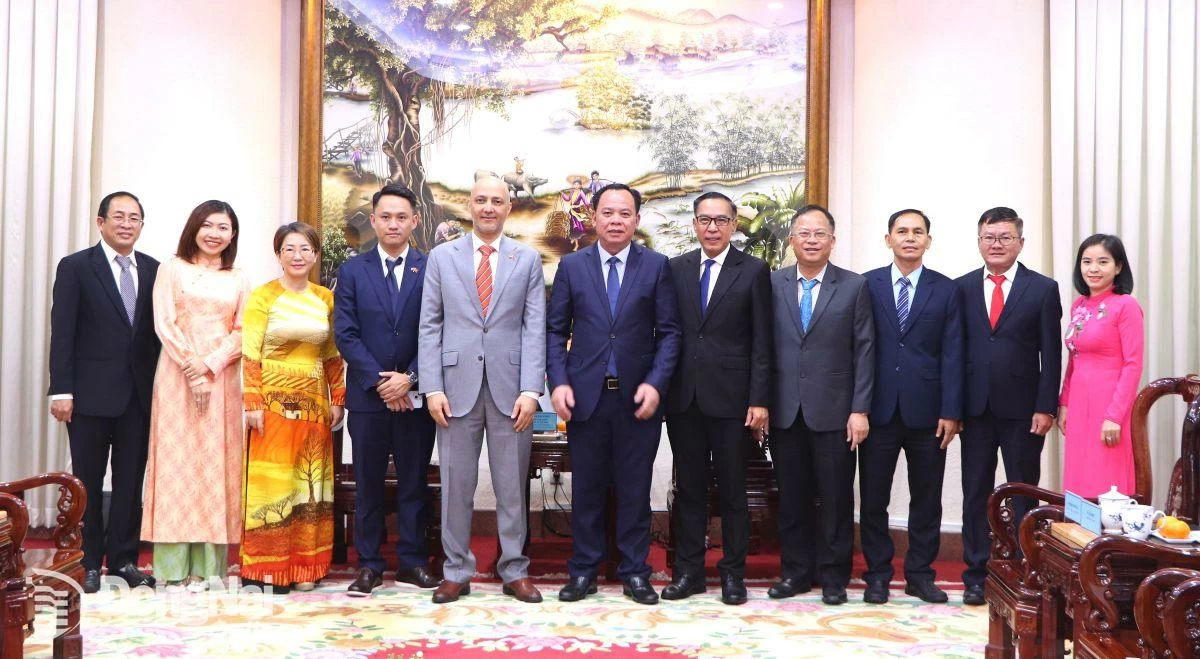 Chụp hình lưu niệm trong buổi làm việc giữa lãnh đạo tỉnh và Đại sứ UAE. Ảnh: Ngọc Liên