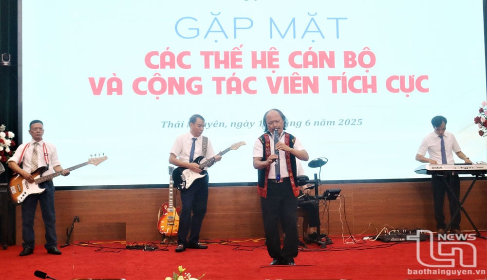 Chương trình văn nghệ do hội viên Hội Văn học Nghệ thuật tỉnh biểu diễn tại buổi gặp mặt.