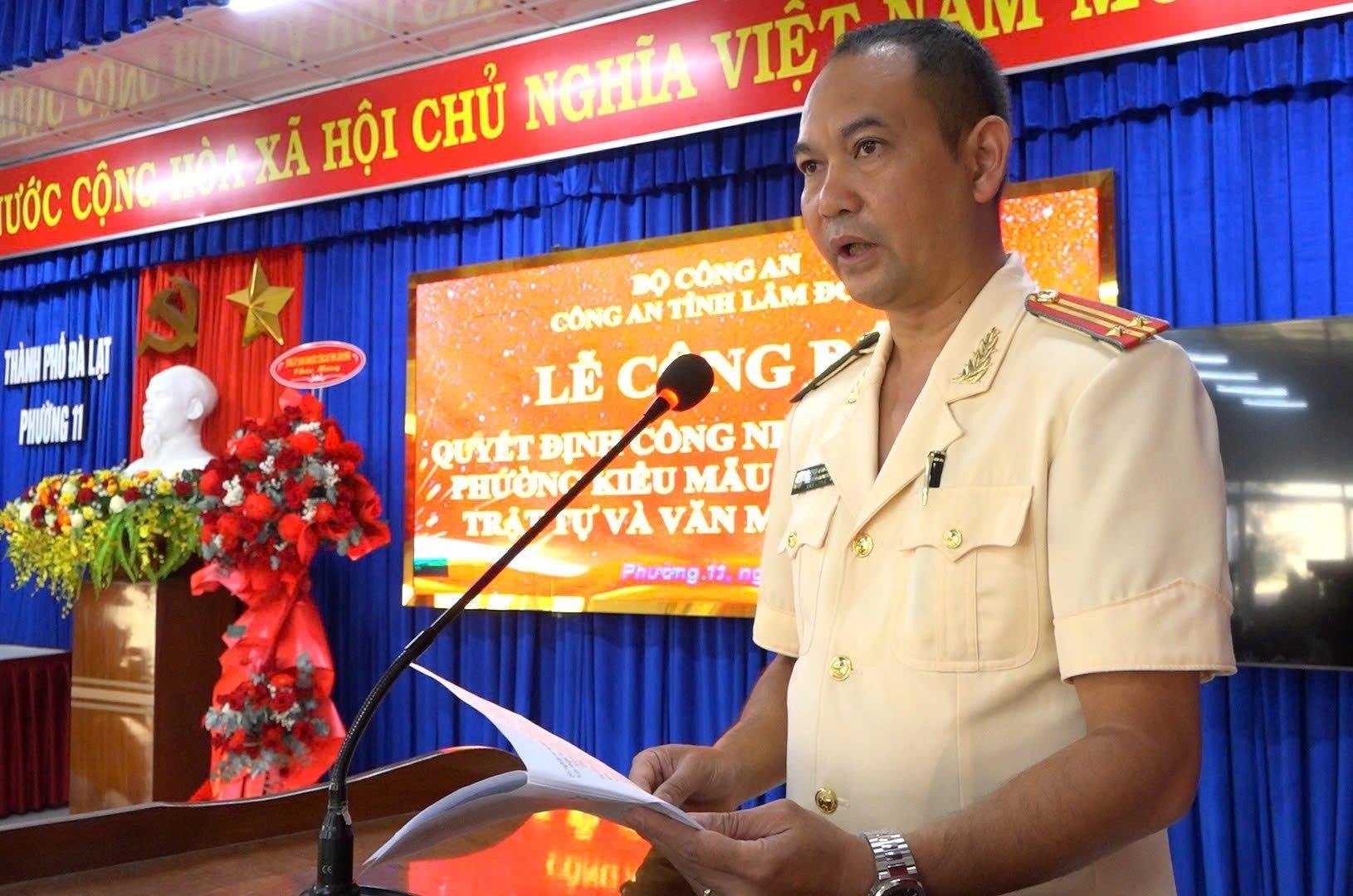 Trung tá Nguyễn Vĩnh Lâm - Trưởng Công an phường 11 báo cáo kết quả triển khai xây dựng mô hình