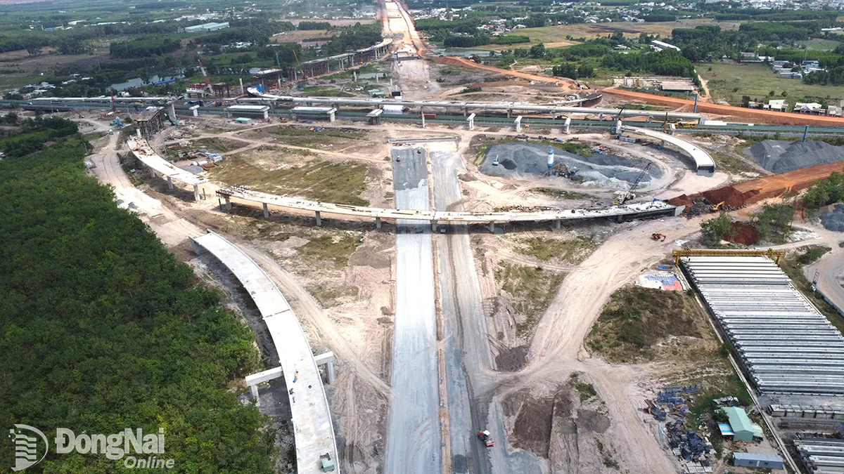 Dự án Đường cao tốc Biên Hòa - Vũng Tàu đang thi công. Ảnh: H.Lộc
