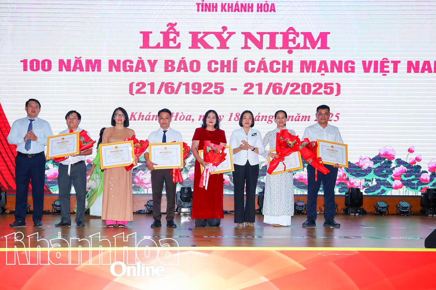 Lãnh đạo tỉnh Khánh Hòa trao giải ba cho các tác giả.