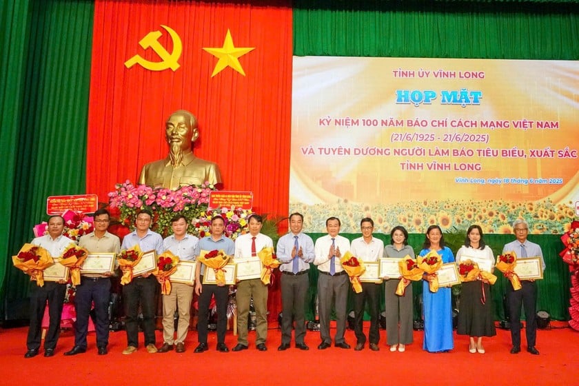 Lãnh đạo tỉnh Vĩnh Long trao bằng khen cho Báo Pháp luật Việt Nam và các tập thể có thành tích xuất sắc trong tác nghiệp báo chí