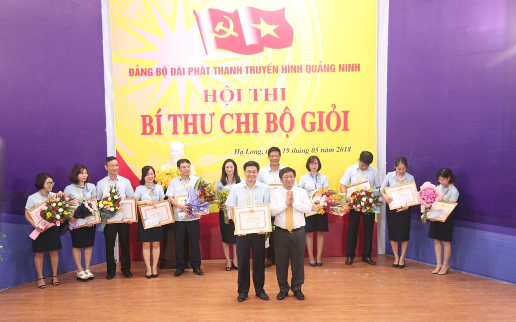 Le journaliste Do Ngoc Bich, ancien directeur de la station provinciale de radio et de télévision, a offert des fleurs pour féliciter.