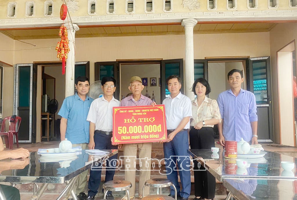 Lãnh đạo huyện Kim Động trao tiền hỗ trợ sửa chữa nhà ở tặng hộ gia đình có hoàn cảnh khó khăn 