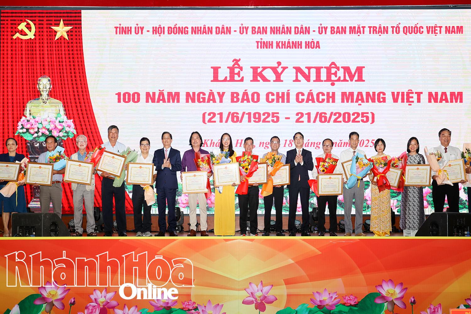 Lãnh đạo tỉnh Khánh Hòa tặng bằng khen cho các tập thể.
