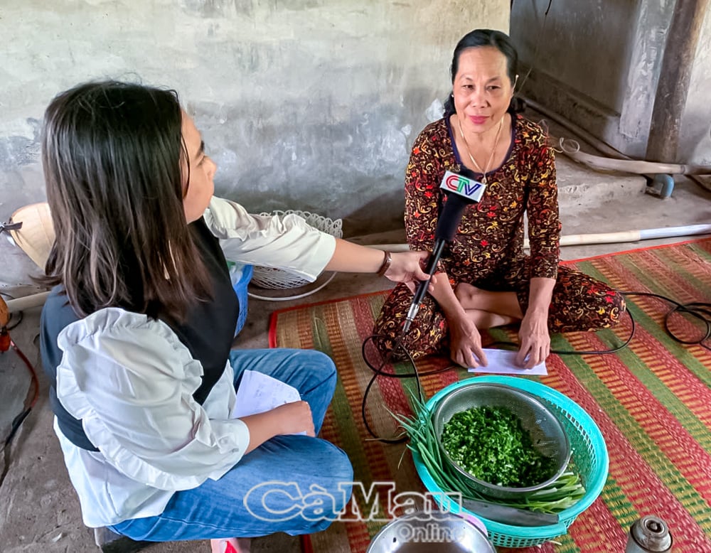 Nhà báo Trần Trúc Linh gần gũi với người dân địa phương.