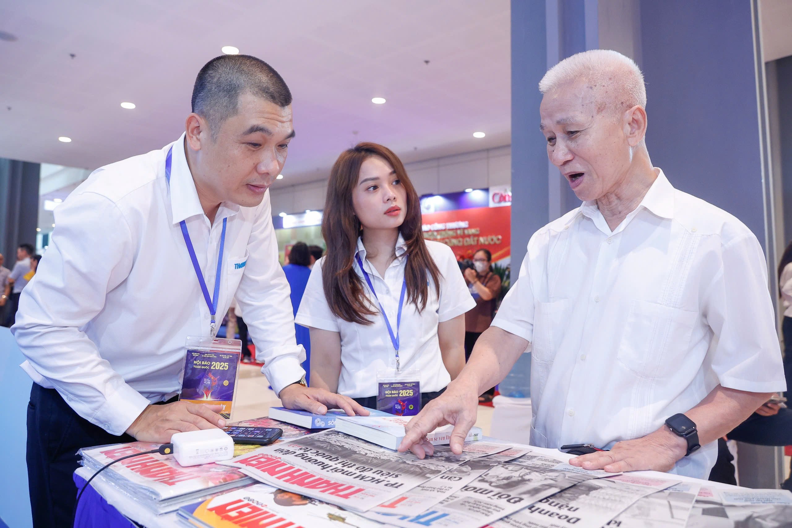 Ca sĩ Trọng Tấn giao lưu cùng độc giả Báo Thanh Niên tại Hội Báo toàn quốc- Ảnh 5.