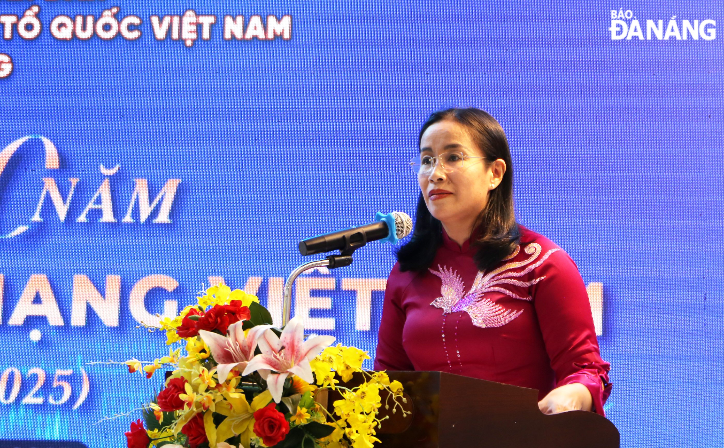 Phó Chủ tịch UBND thành phố Nguyễn Thị Anh Thi phát biểu tại buổi gặp mặt. Ảnh: XUÂN HẬU