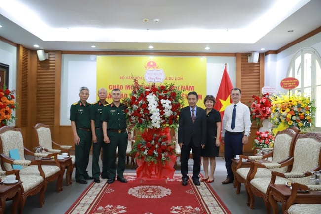 Tổng cục II (Bộ Quốc Phòng), UBND tỉnh Ninh Bình thăm Bộ VHTTDL nhân dịp 100 năm kỷ niệm Ngày Báo chí - Ảnh 1.