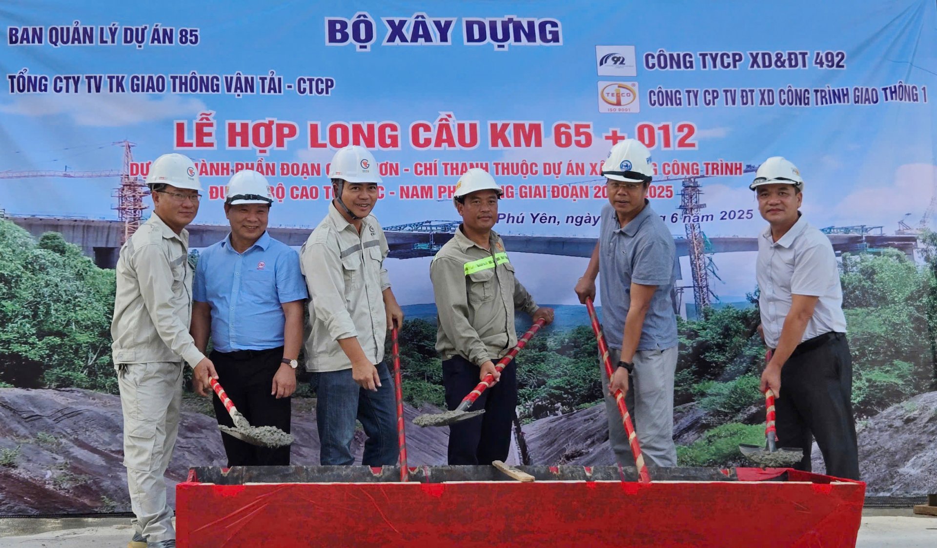 អង្គភាពរៀបចំពិធីបិទស្ពាន Km65-012 ។ រូបថត៖ NGO XUAN