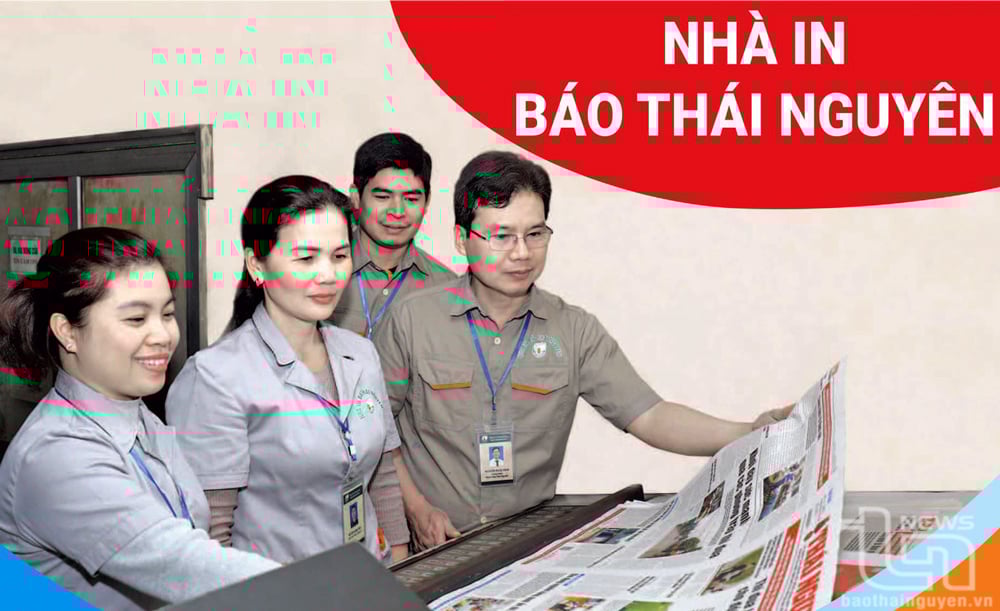 Người lao động tại Nhà in Báo Thái Nguyên kiểm tra sản phẩm báo in.