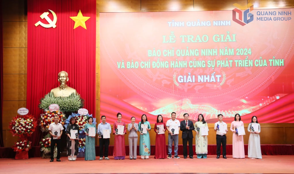 Đồng chí Vũ Quyết Tiến, Phó Bí thư Tỉnh ủy trao giải Nhất cho các tác giả đoạt giải.