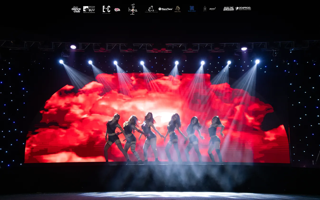 การระเบิดของ 'การเต้นรำมัลติเวิร์ส' ของนักศึกษามหาวิทยาลัยบริติชเวียดนามที่ The Universe Showcase ภาพที่ 4