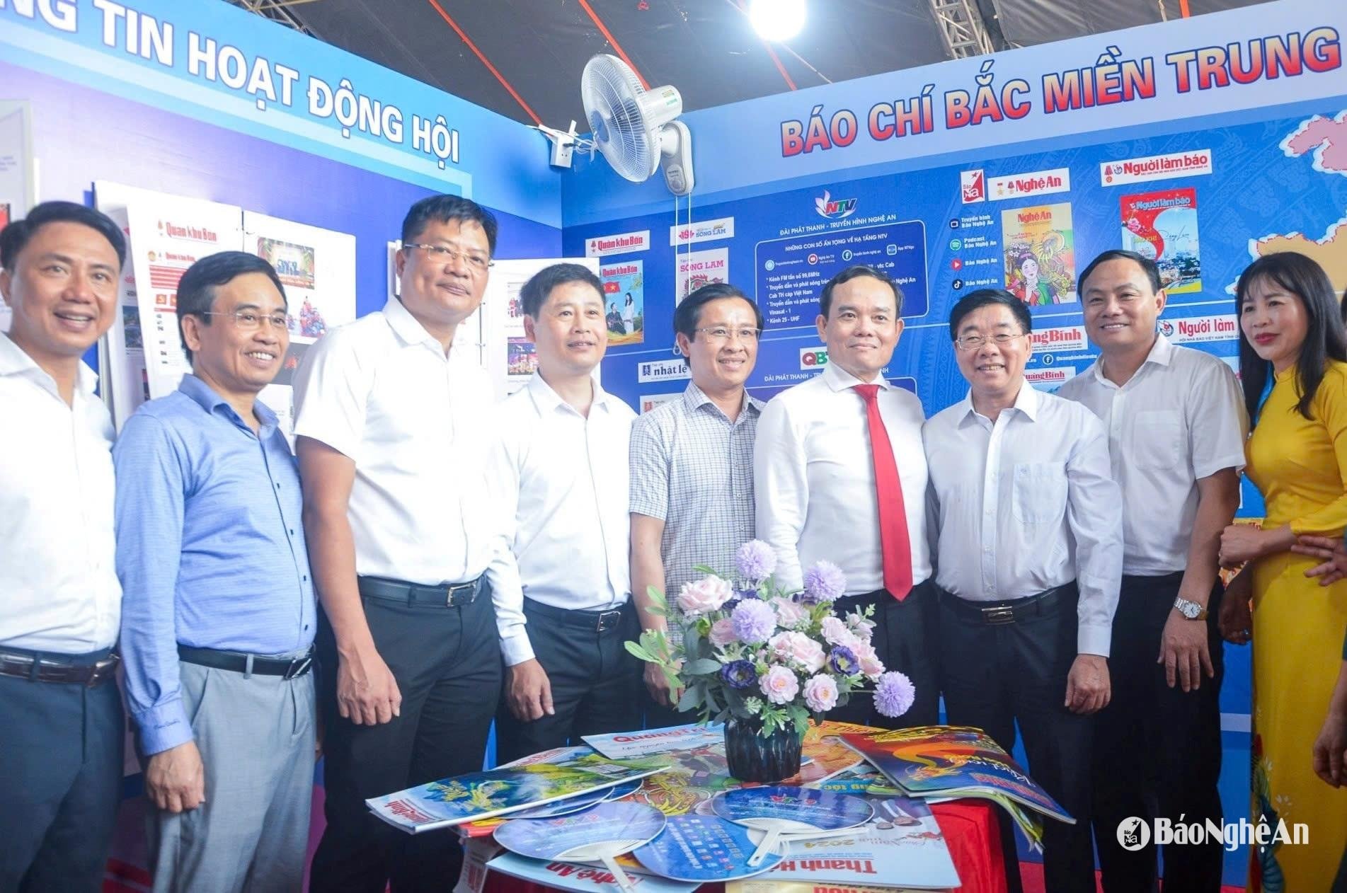 pho-thu-tuong-tran-luu-quang-tham-gian-trung-bay-cua-hoi-nha-bao-nghe-an-tai-tp-ho-chi-minh-thang-3.2024(1).jpg