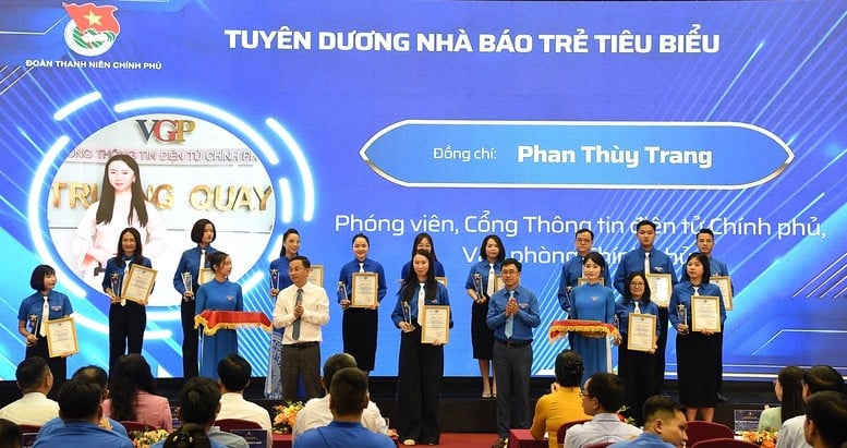 Phóng viên Phan Thùy Trang của Cổng TTĐT Chính phủ nhận Chứng nhận Nhà báo trẻ tiêu biểu năm 2025 - Ảnh: VGP/Hải Minh