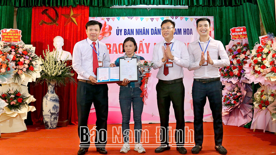 Thực hiện mô hình Chính quyền thân thiện vì nhân dân phục vụ, cán bộ xã Nam Hoa trao giấy khai sinh, thư chúc mừng và quà của UBND xã cho gia đình mới sinh con.