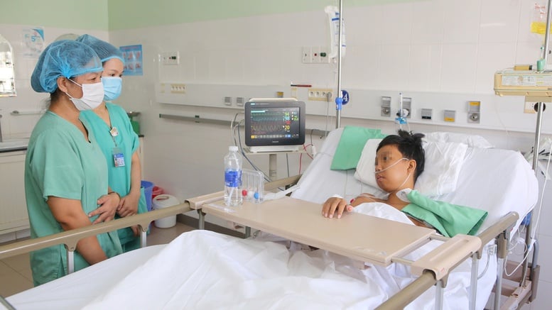Hue Central Hospital successfully performed 4 heart, liver, and cornea transplants across Vietnam - Photo 2.