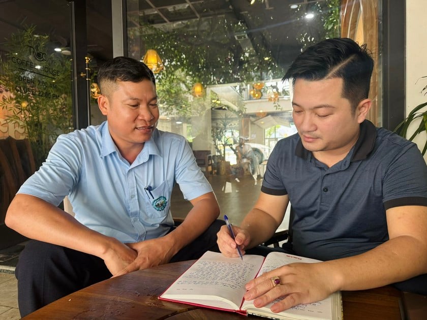 Ông Phạm Xuân Phường (trái), Phó Tổng Giám đốc Công ty CP Đầu tư xây dựng hạ tầng cơ sở chia sẻ với phóng viên Báo PLVN.