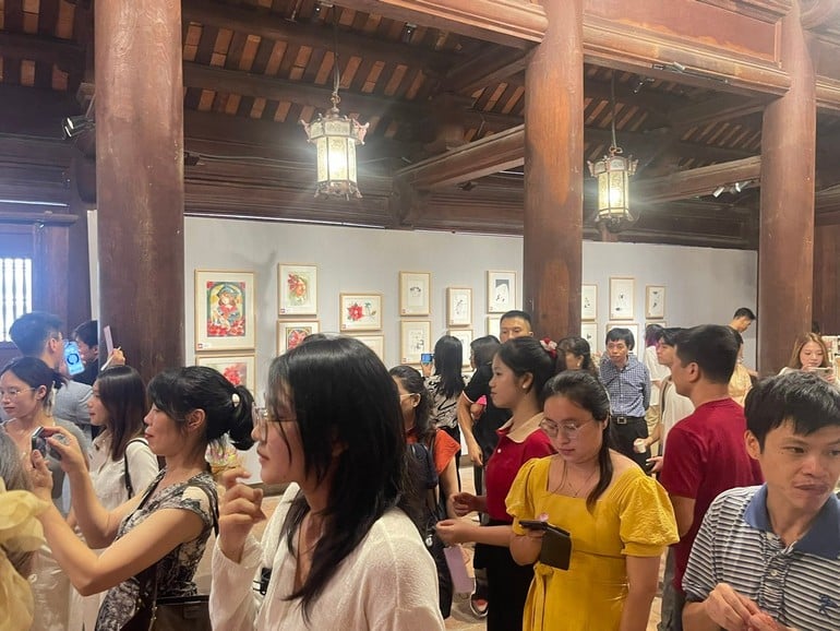 Đông đảo người dân và du khách tham quan triển lãm.