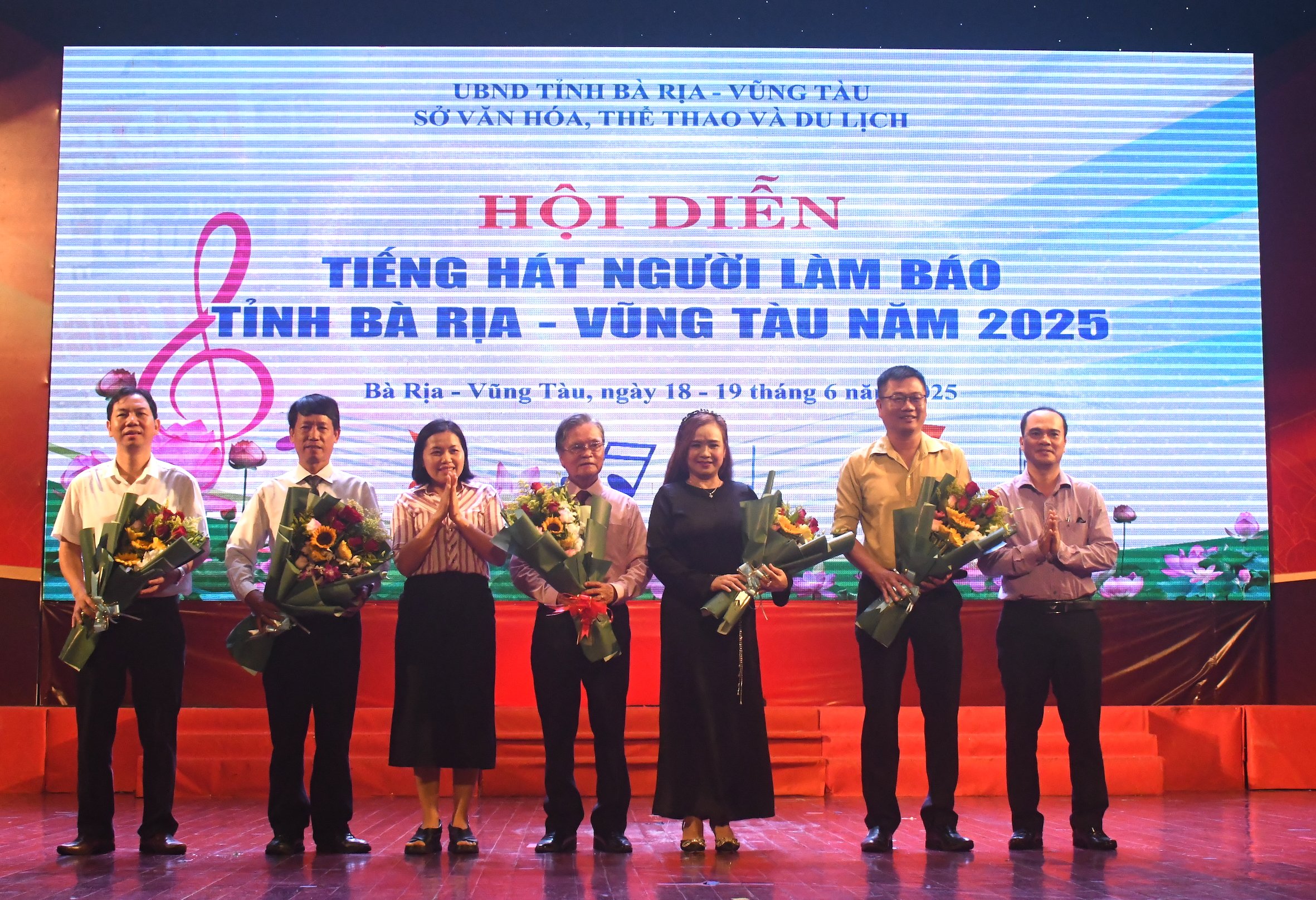 Ban tổ chức tặng hoa đến Ban giám khảo hội diễn.