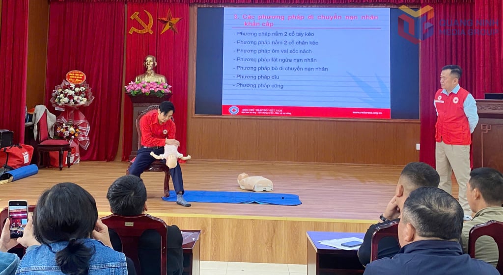 Provincial Red Cross Association staff instructing first aid skills to volunteers and fishermen in Van Don district to respond to natural disasters, March 2025. Photo: Duong Truong