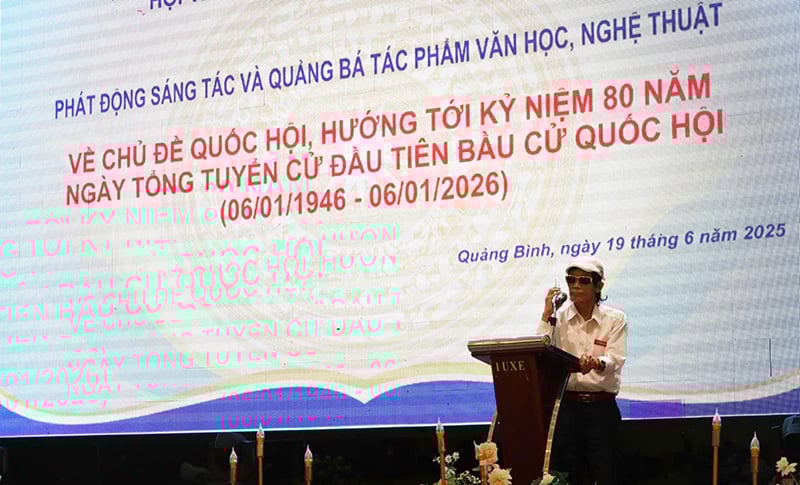 El músico Hoang Song Huong presenta una canción compuesta sobre la Asamblea Nacional.