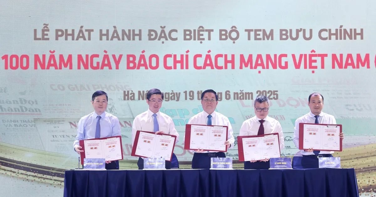 Phát hành đặc biệt bộ tem bưu chính kỷ niệm 100 năm Ngày Báo chí Cách mạng Việt Nam