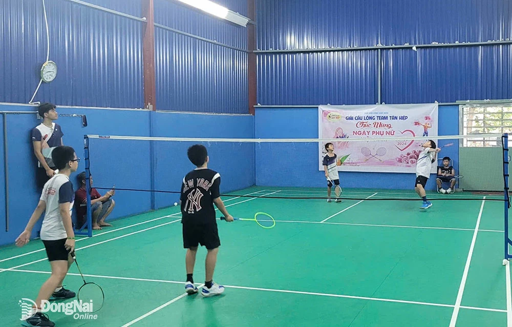 Các bạn trẻ hào hứng chơi cầu lông - hoạt động thể thao vừa rèn luyện sức khỏe, vừa giúp tăng cường sự kết nối và kỹ năng giao tiếp. Ảnh: L.Duy