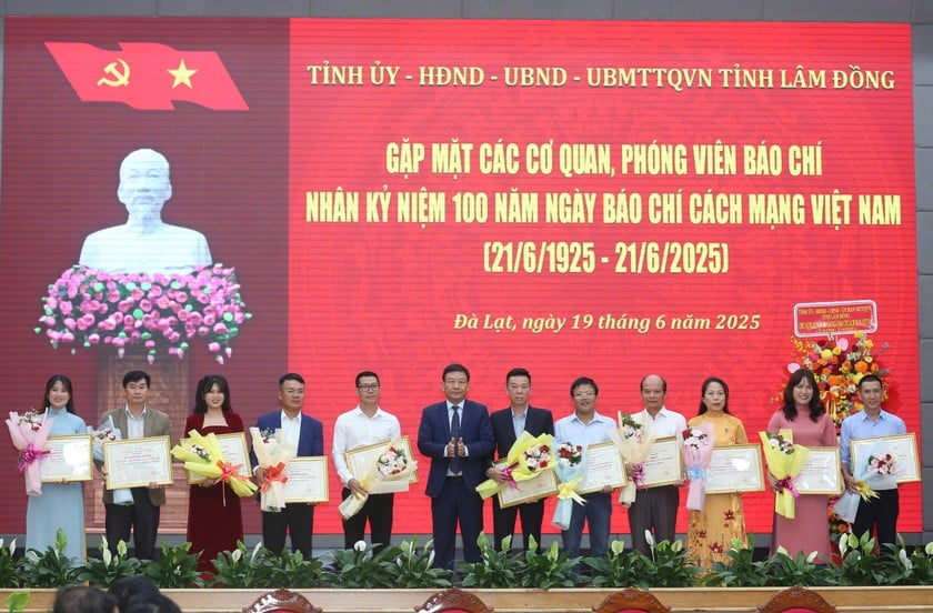 Ông Bùi Thắng - Phó Bí thư Tỉnh ủy Lâm Đồng trao giải ở thể loại báo điện tử.