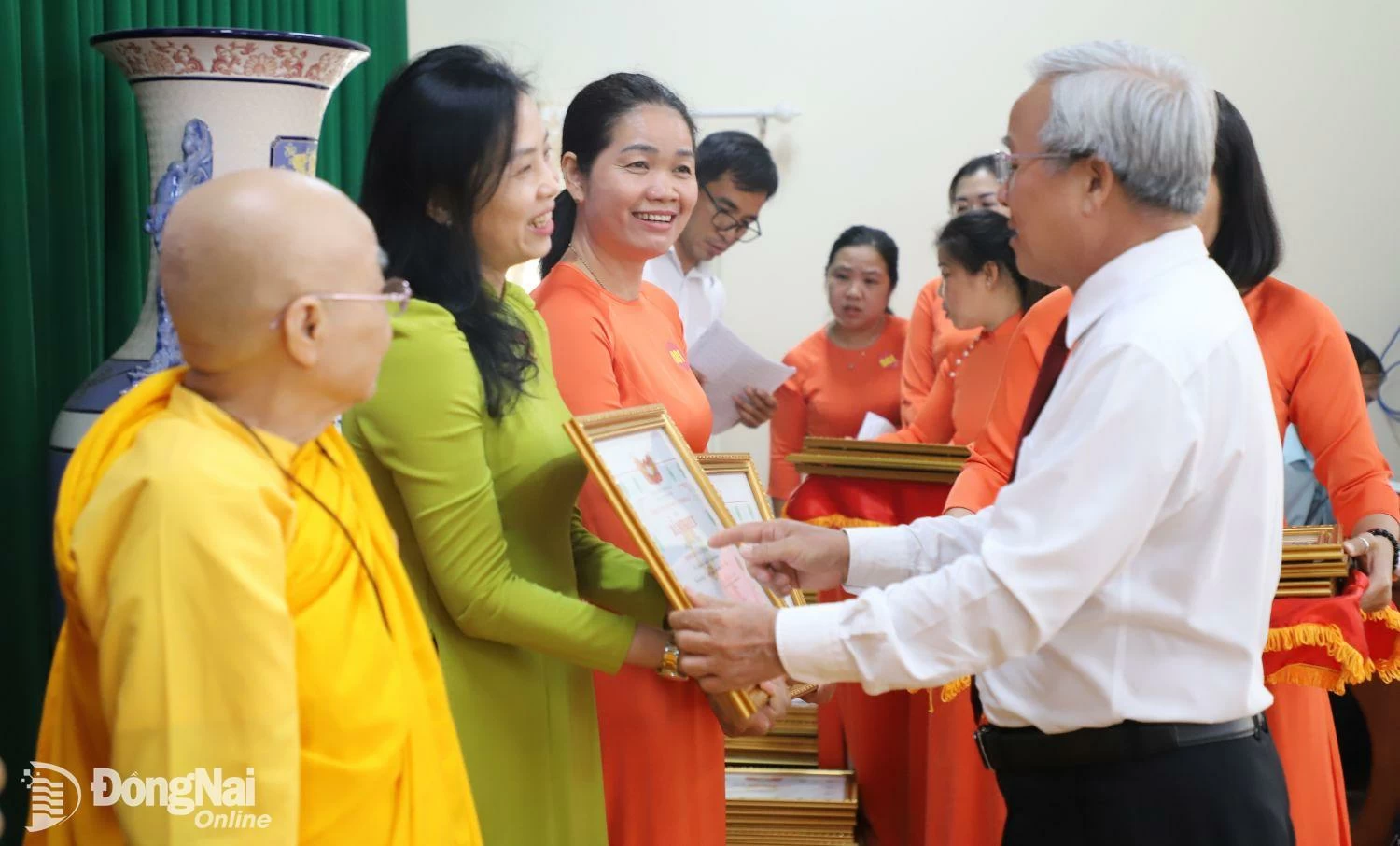 Ủy viên Ban thường vụ Tỉnh ủy, Chủ tịch Ủy ban MTTQ Việt Nam tỉnh Cao Văn Quang trao bằng khen cho các tập thể có thành tích cao trong thực hiện Cuộc vận động Vì người nghèo. Ảnh: My Ny