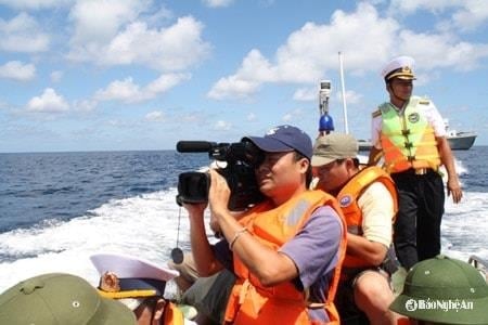 phong-vien-ntv-tac-nghiep-tai-truong-sa(1).jpg