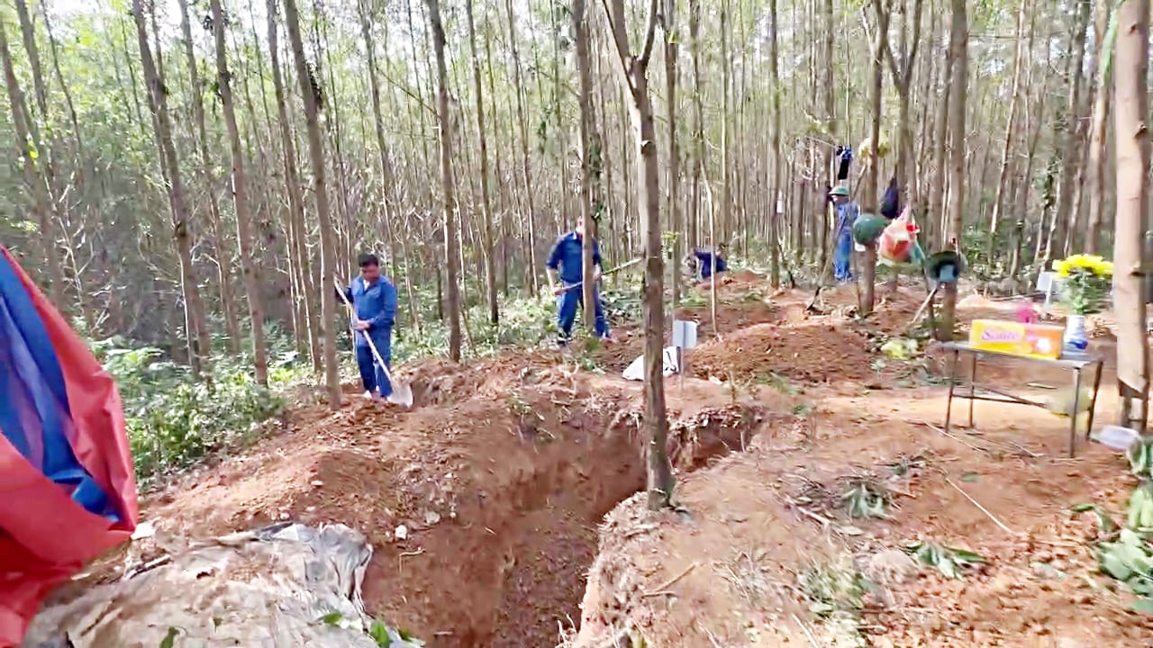 Zusammentragen der Überreste von drei Märtyrern in Ban Chua