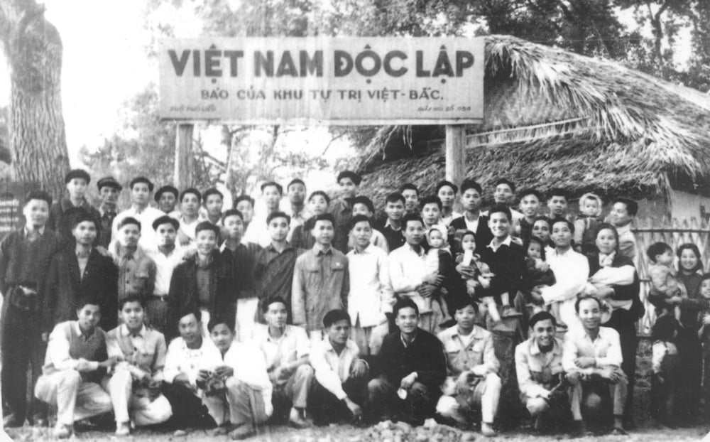 Cán bộ, phóng viên, công nhân viên tòa soạn và nhà in Báo Việt Nam độc lập. Ảnh tư liệu